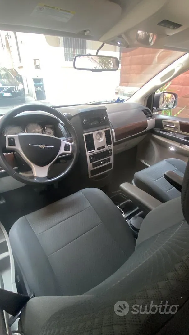 Chrysler Voyager 2010 photo 3