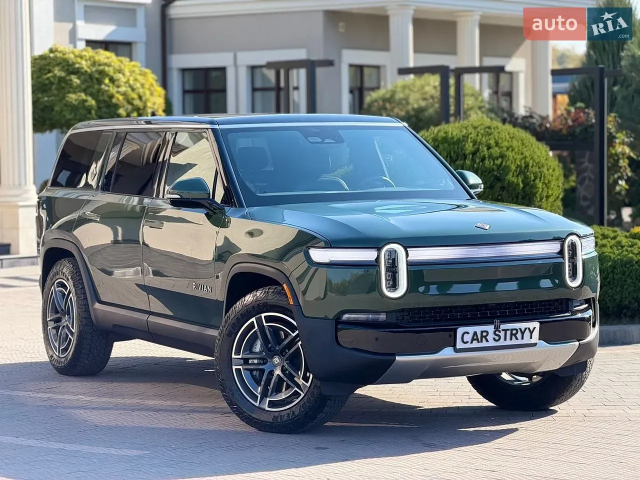 Rivian R1S 2024 photo 2