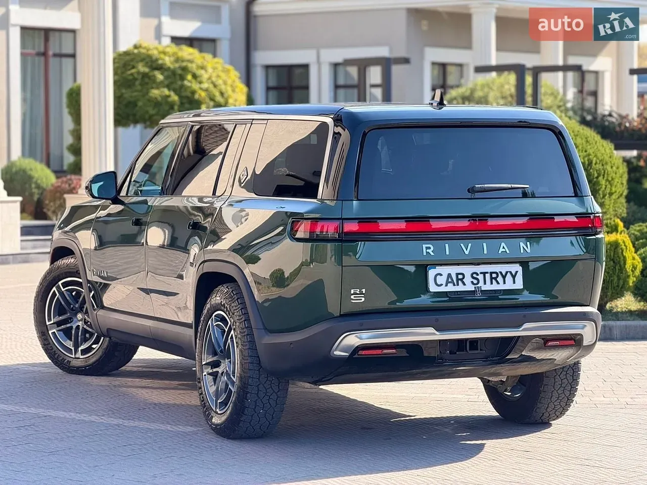 Rivian R1S 2024 photo 3