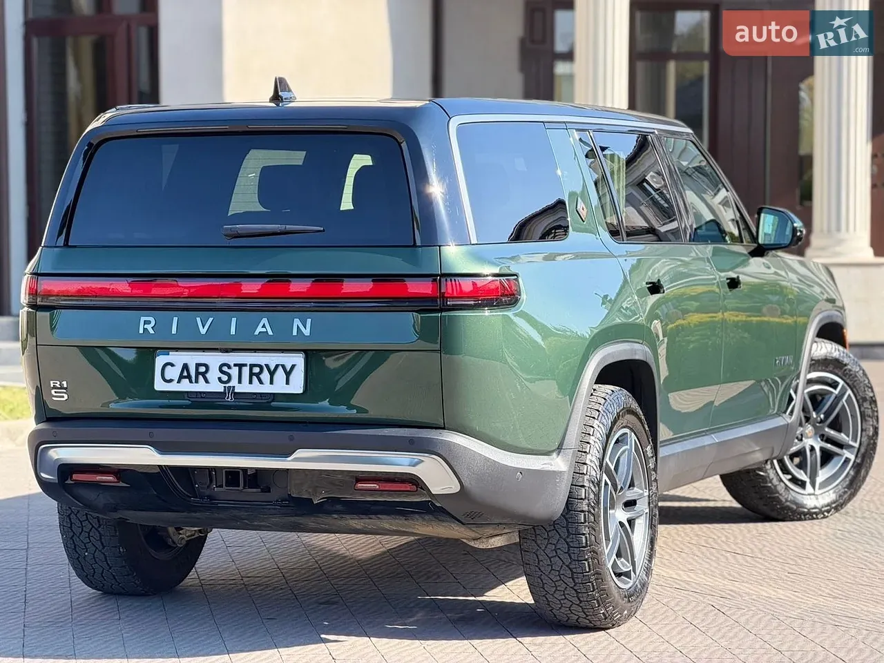 Rivian R1S 2024 photo 4