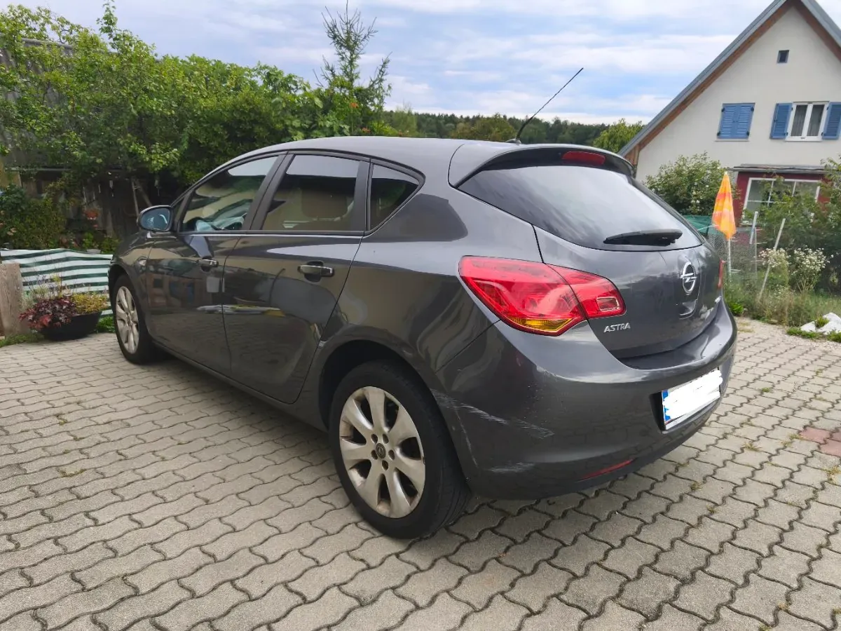 Opel Astra 2013 photo 2