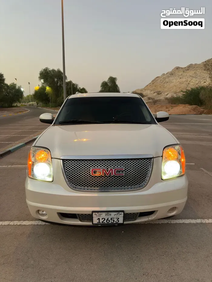 GMC Yukon 2010 photo 2