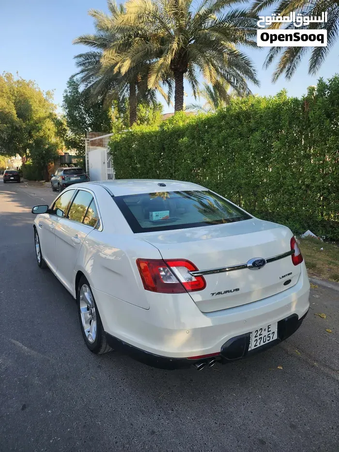 Ford Taurus 2011 photo 2