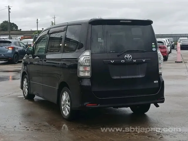 Toyota Voxy 2013 photo 5