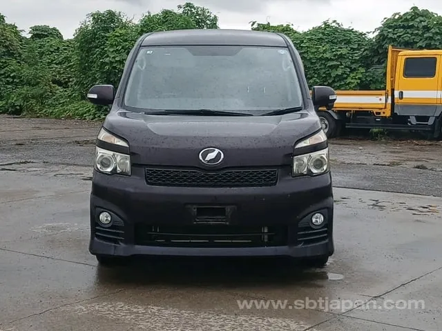 Toyota Voxy 2013 photo 2