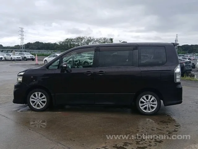 Toyota Voxy 2013 photo 4