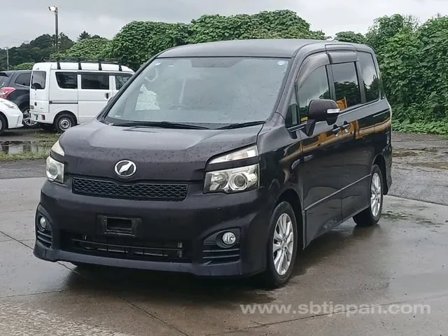 Toyota Voxy 2013 photo 3