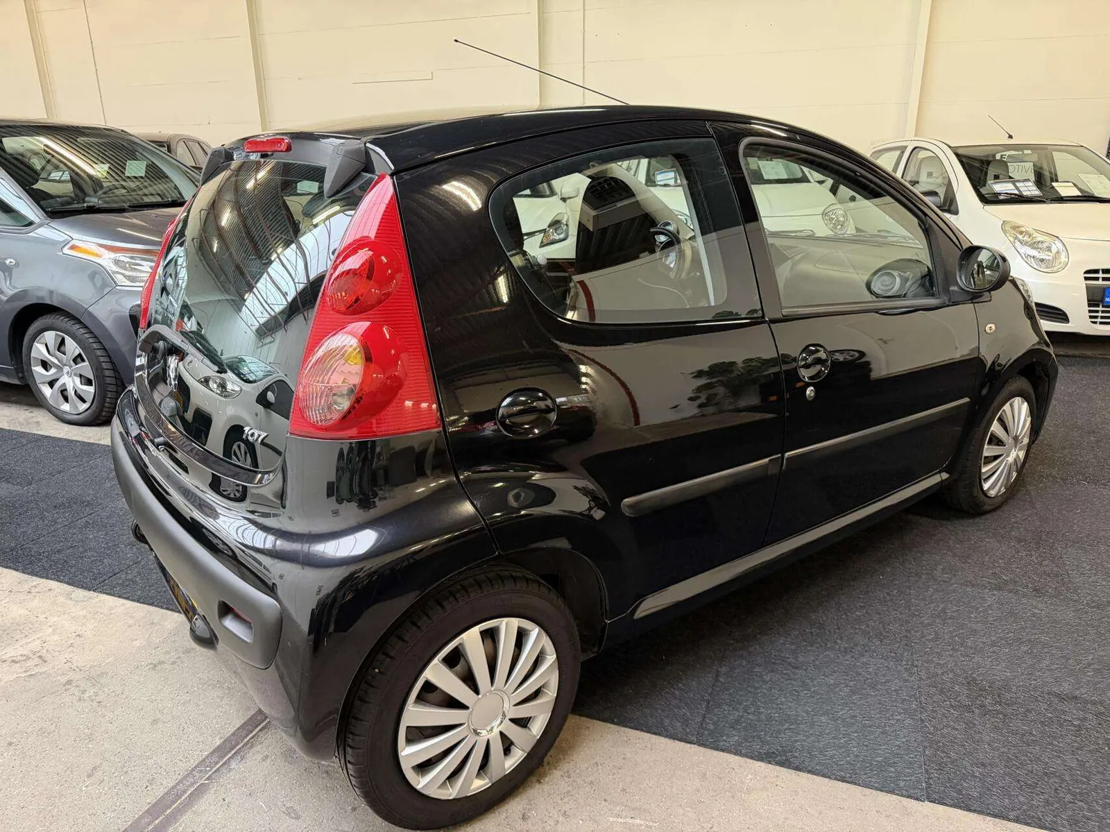 Peugeot 107 2010 photo 2
