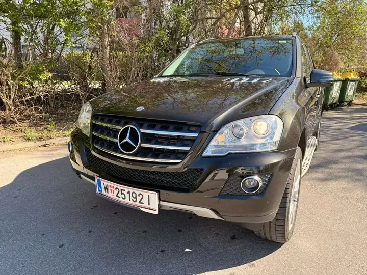 Mercedes-Benz M-Class 2011 photo 2