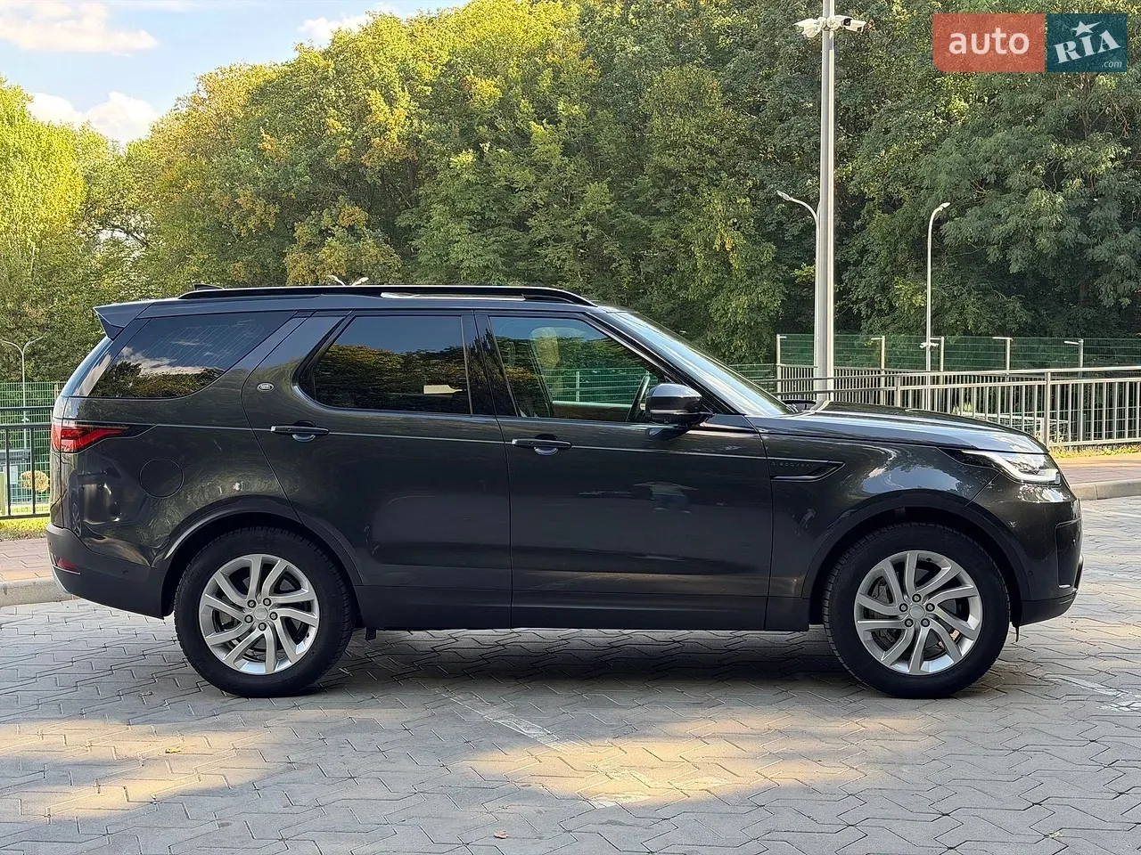 Land Rover Discovery 2021 photo 3