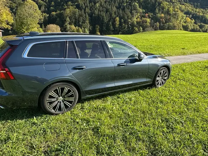 Volvo V60 2022 photo 2