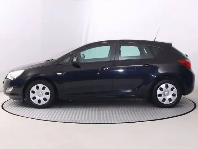 Opel Astra 2010 photo 2