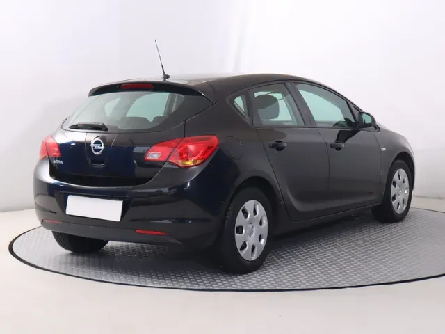 Opel Astra 2010 photo 4