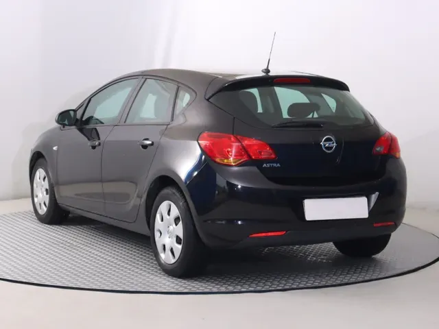 Opel Astra 2010 photo 3