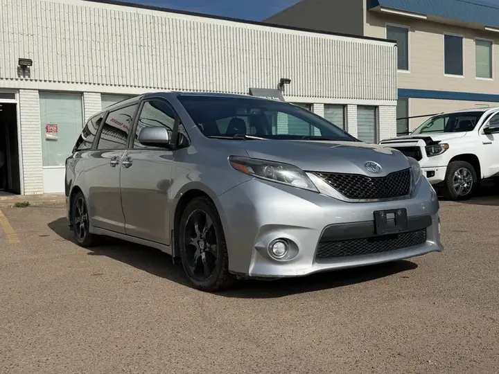 Toyota Sienna 2015 photo 3