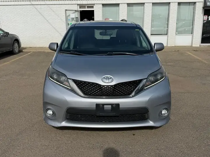 Toyota Sienna 2015 photo 2