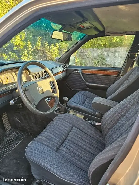 Mercedes-Benz 300D 1990 photo 3