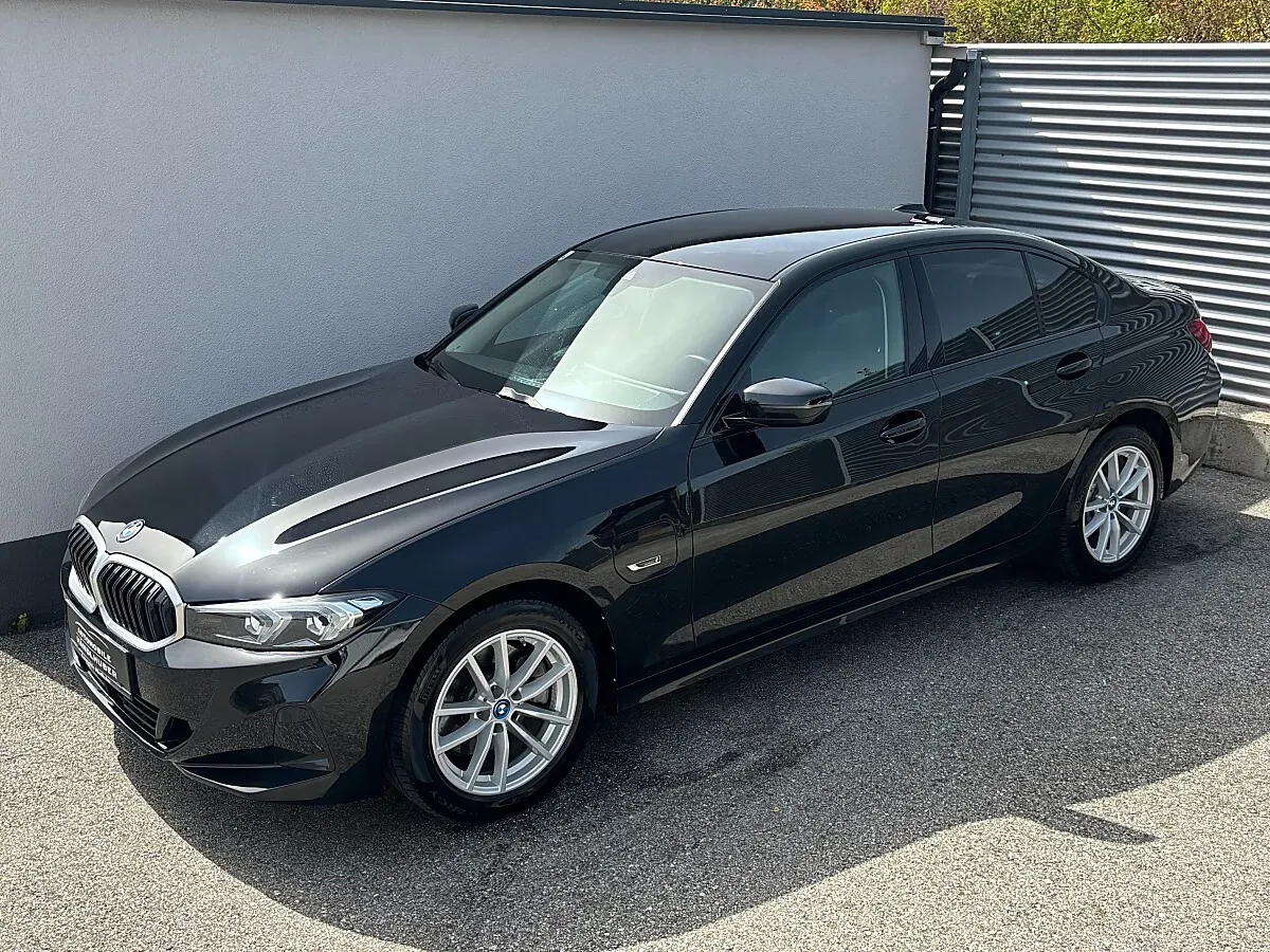 BMW 3 Series 2023 photo 2