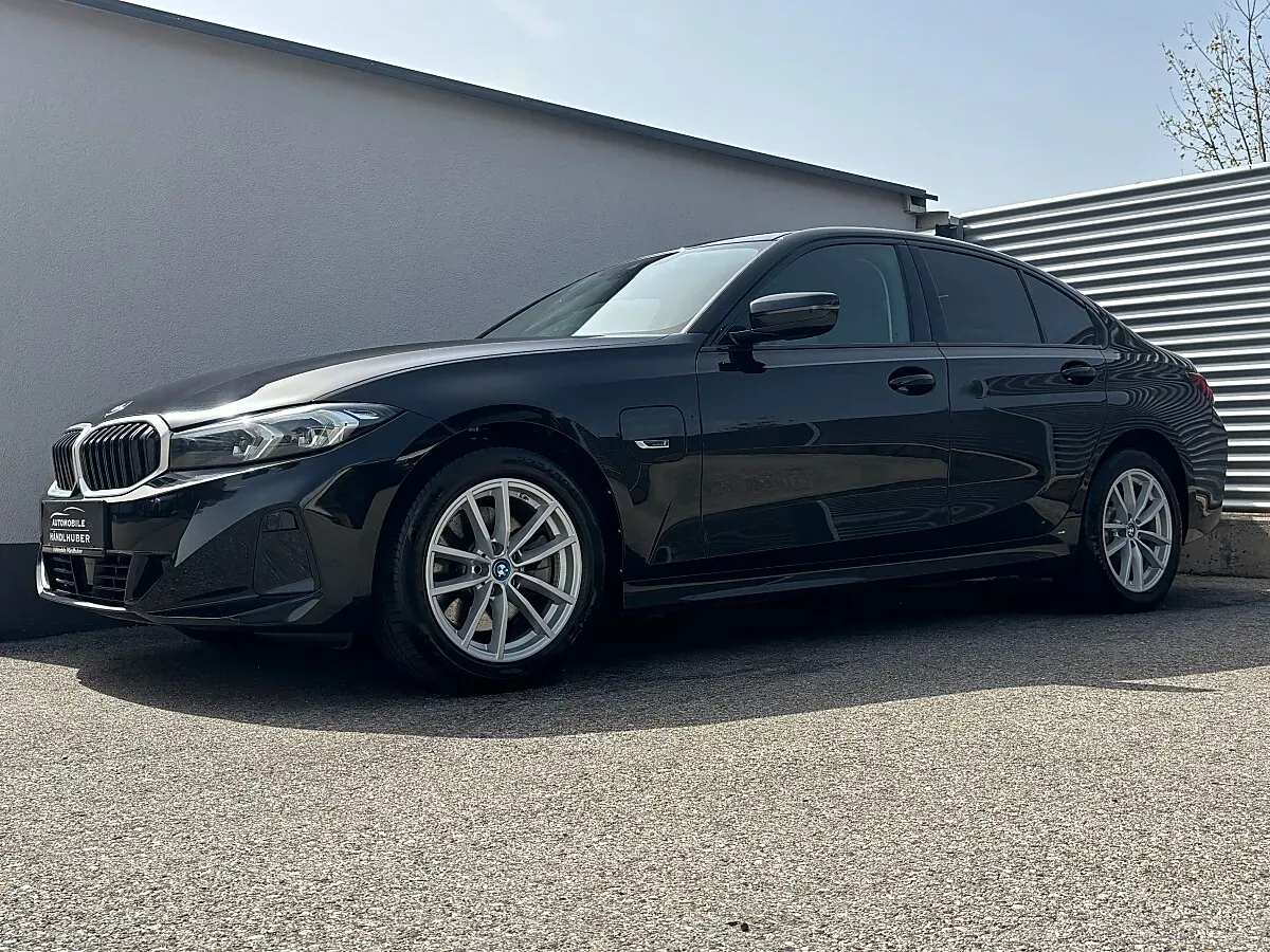 BMW 3 Series 2023 photo 3