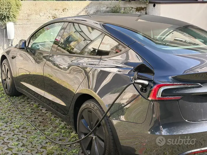 Tesla Model 3 2024 photo 4