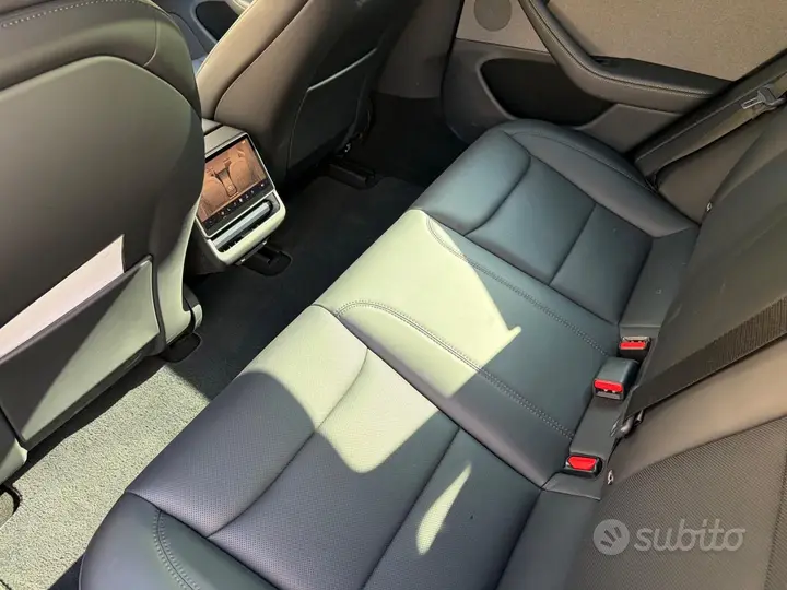 Tesla Model 3 2024 photo 3