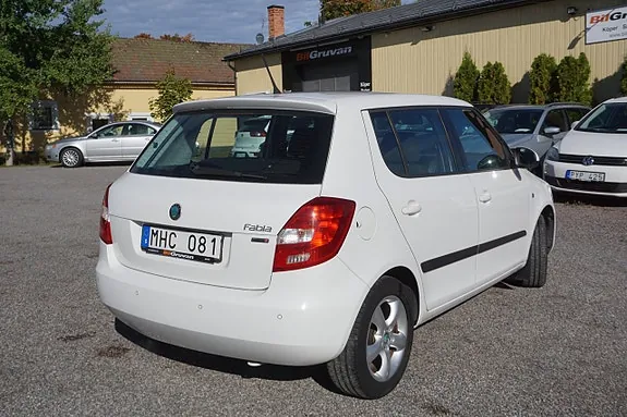 Skoda Fabia 2012 photo 3