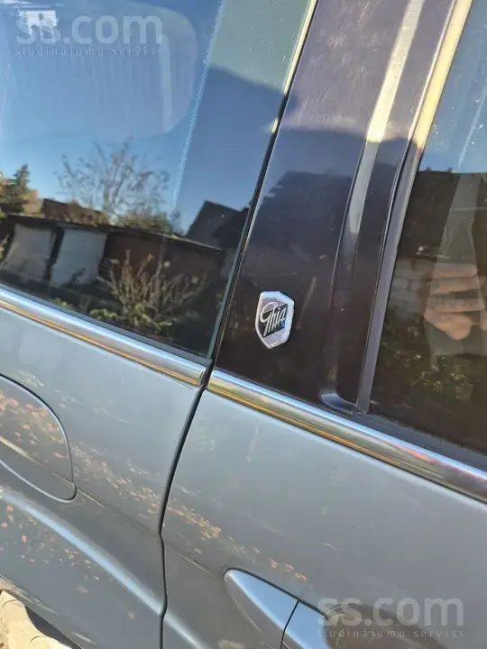 Ford Galaxy 2010 photo 3