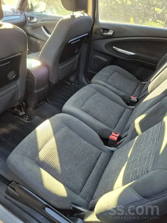 Ford Galaxy 2010 photo 4