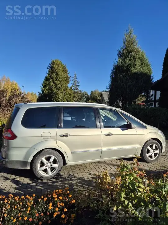 Ford Galaxy 2010 photo 2