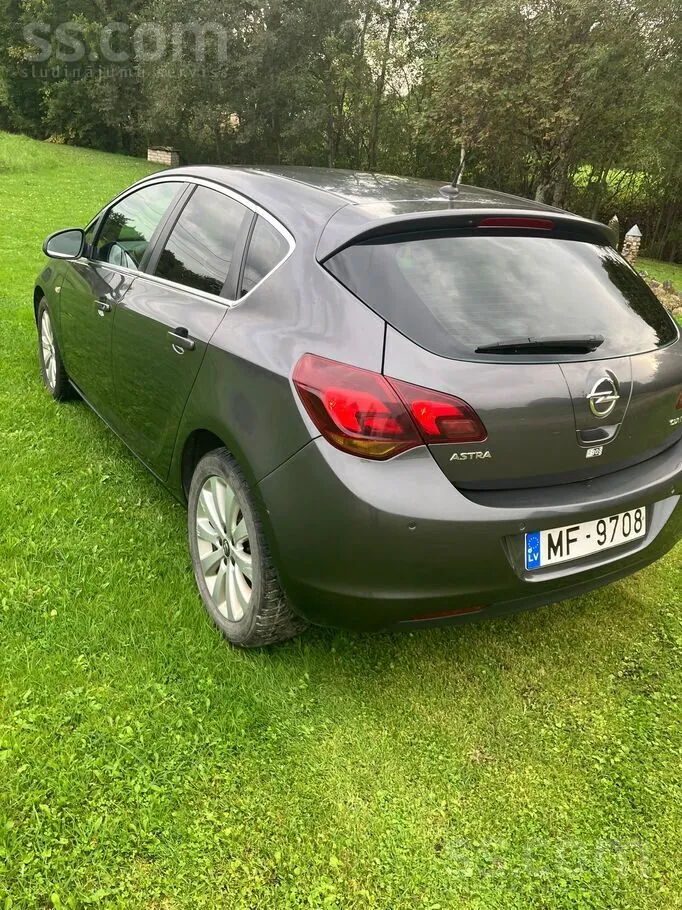 Opel Astra 2010 photo 2