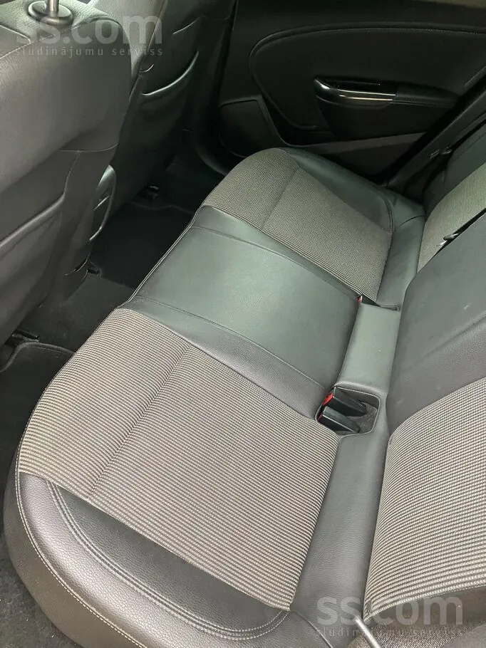 Opel Astra 2010 photo 5