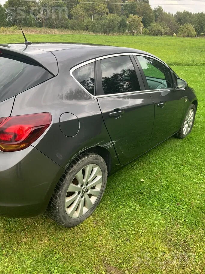 Opel Astra 2010 photo 3
