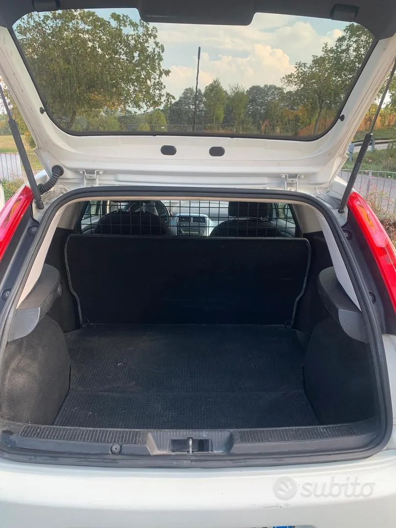 Fiat Grande Punto 2009 photo 4