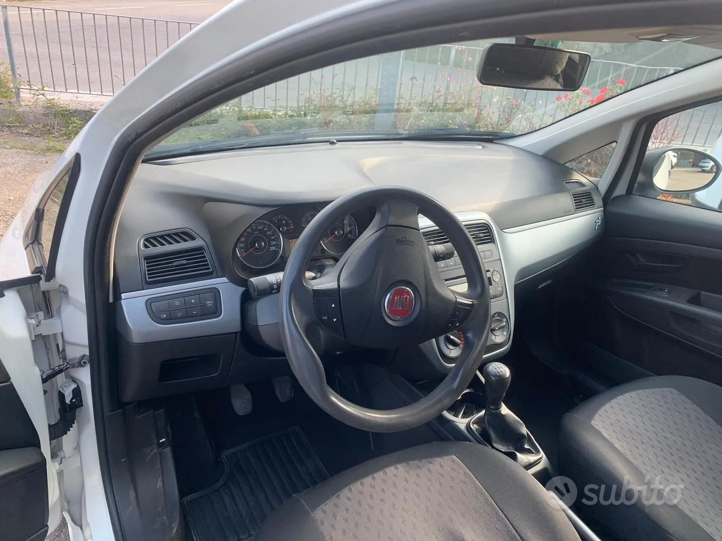 Fiat Grande Punto 2009 photo 3