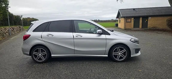 Mercedes-Benz B180 2015 photo 2
