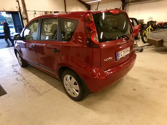 Nissan Note 2011 photo 4