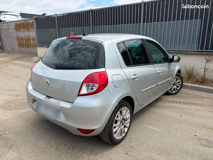 Renault Clio 2009 photo 2