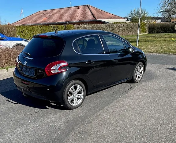 Peugeot 208 2012 photo 5