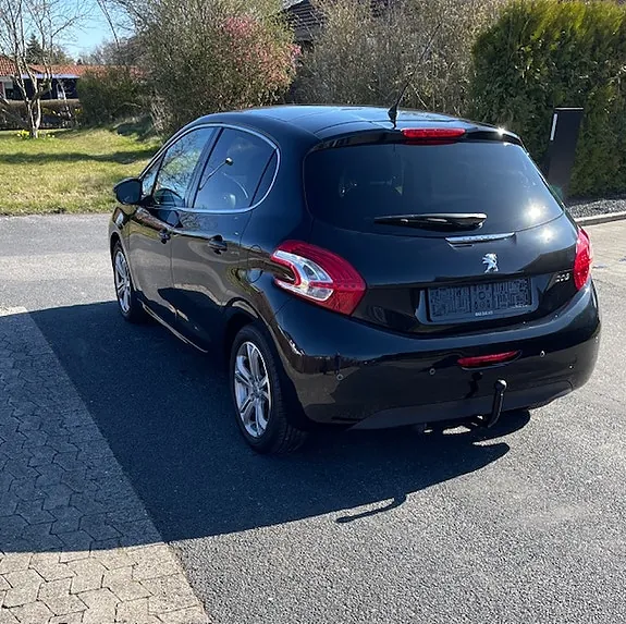 Peugeot 208 2012 photo 4