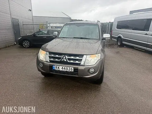 Mitsubishi Pajero 2012 photo 2