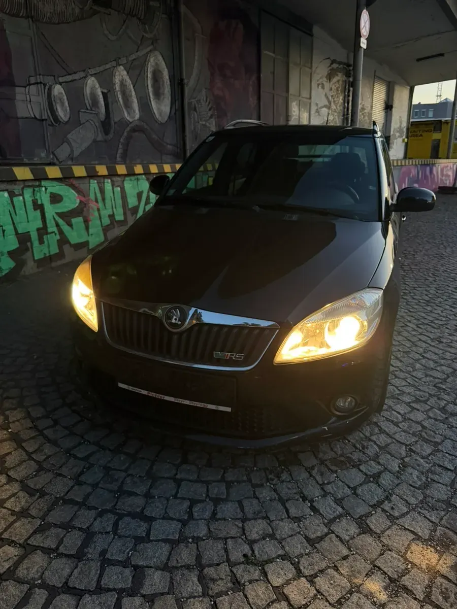 Skoda Fabia 2010 photo 2