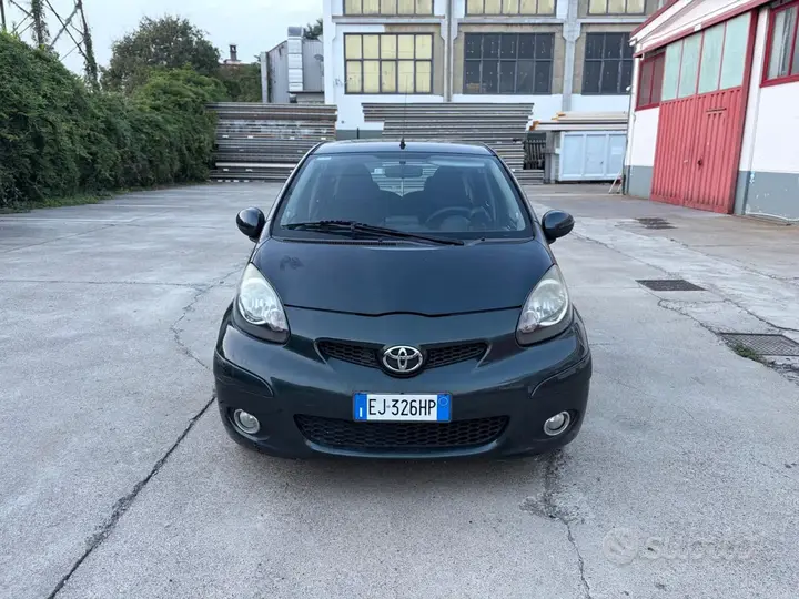Toyota Aygo 2011 photo 2