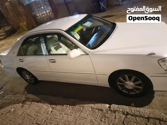 Toyota Crown 2000 photo 2