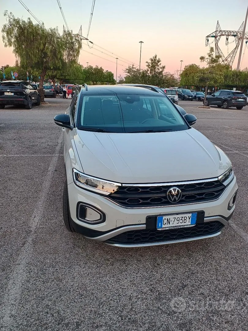 Volkswagen T-Roc 2023 photo 2