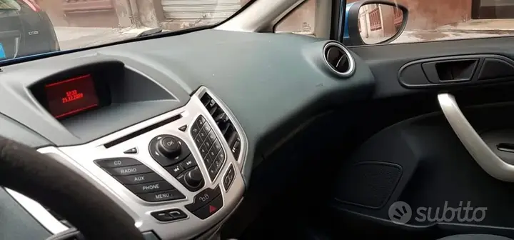 Ford Fiesta 2010 photo 2