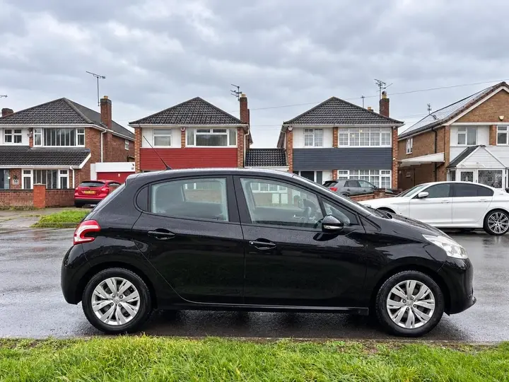Peugeot 208 2013 photo 2