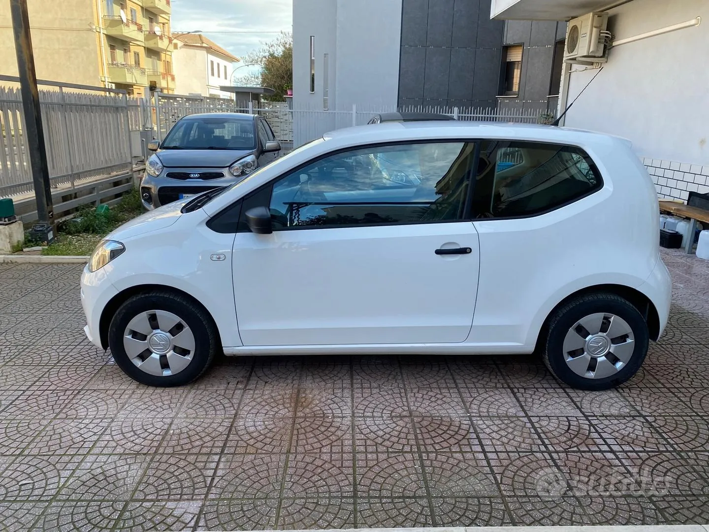 Volkswagen Up 2012 photo 2