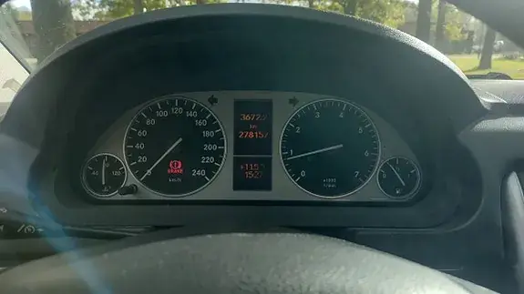 Mercedes-Benz B 180 2010 photo 2