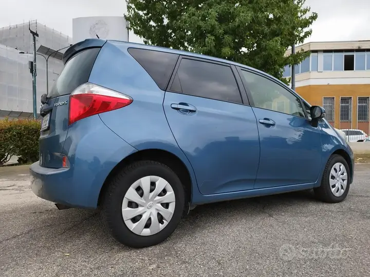 Toyota Verso-S 2013 photo 2