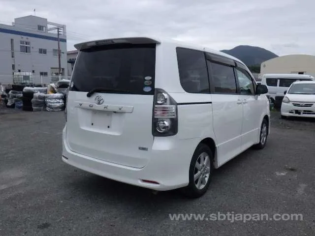 Toyota Voxy 2008 photo 4